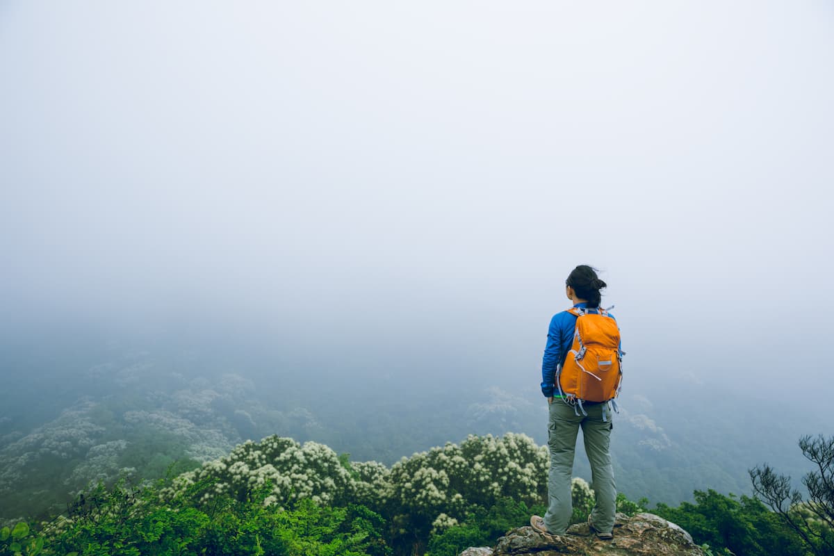 起業の困難を乗り越えていくのを山を登るように例えたイメージ