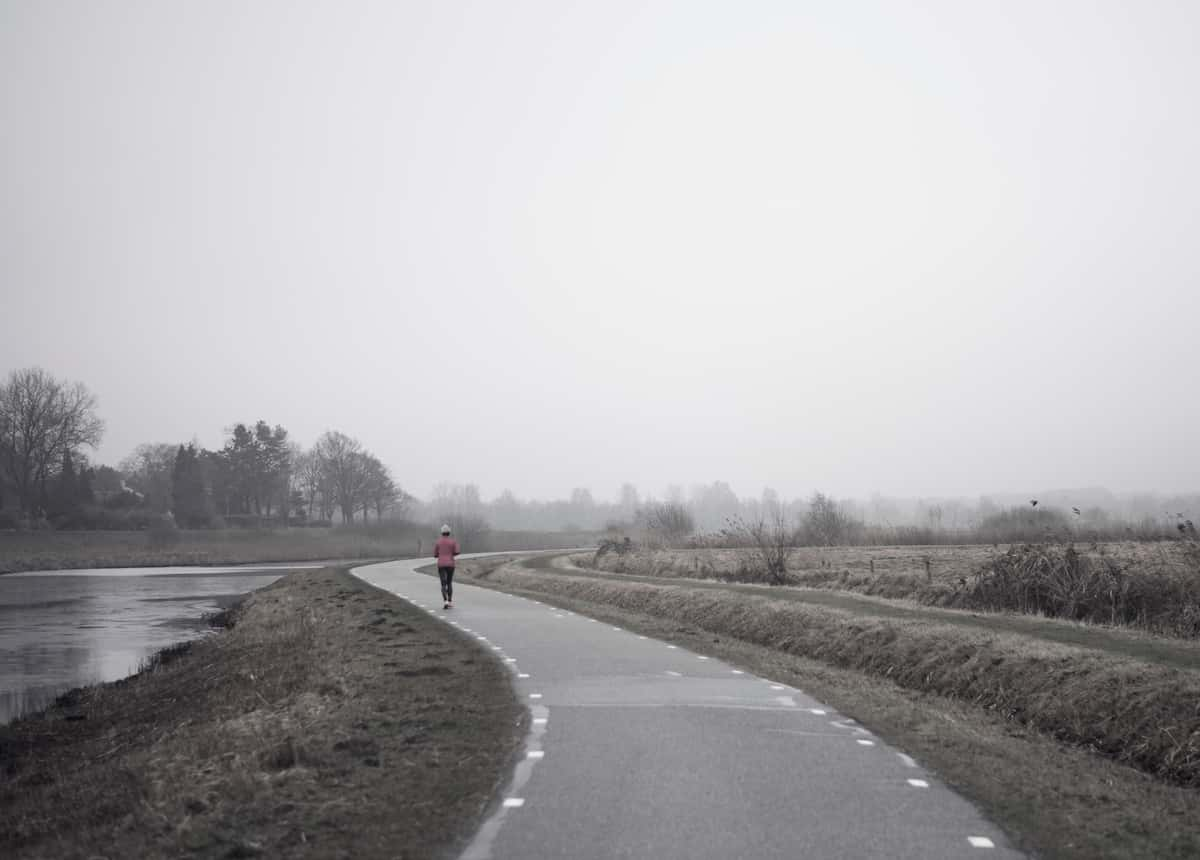 運動服を着て走る姿と綺麗な風景